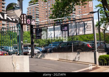 Ein Parkplatz im Stadtteil Chelsea in New York am Mittwoch, den 26. Mai 2021. (© Richard B. Levine) Stockfoto