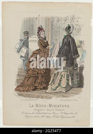 La Mode-Miniature, 1872, Nr. 25: Kostüms du Cardinal Fesch (...). Zwei Frauen stehen für das Fenster eines Stoffladens, gekleidet in der Schlange von Kardinal Fresch. Der richtige Fehler ist das Tragen eines Umhang. Unter der Show einige Regeln Werbung Text für verschiedene Produkte. Drucken aus dem La Mode Miniature Mode Magazin (1872-1873). Der Druck ist ein reduziertes Exemplar auf Nr. 1066c von Le Moniteur des Ladies et des Demoiselles und/oder Le Journal des Ladies et des Demoiselles, 1872. Stockfoto