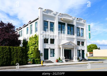 Marysville, WA, USA - 06. Juni 2021; das Marysville Opera House im Stadtzentrum der Stadt Snohomish County ist ein weißes Performance-Gebäude Stockfoto