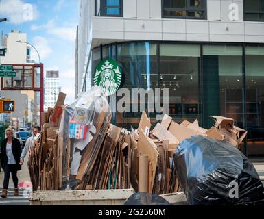 Pappkartons warten am Montag, den 31. Mai 2021, auf die Müllabfuhr vor einem Gebäude in New York. (© Richard B. Levine) Stockfoto