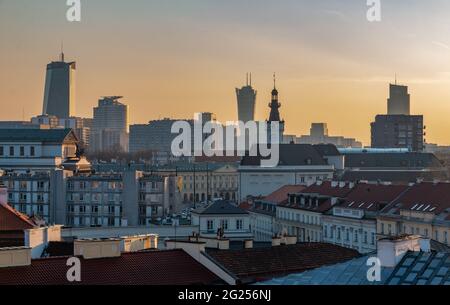 Ein Bild vom Sonnenuntergang über den Dächern von Warschau. Stockfoto