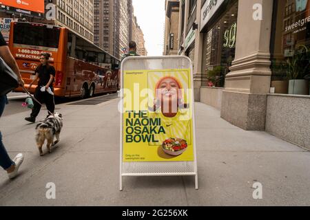 Ein Schild vor einem Sweetgreen-Restaurant in New York am Mittwoch, den 2. Juni 2021, wirbt für ihre Naomi Osaka Schüssel. (© Richard B. Levine) Stockfoto