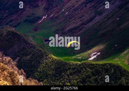 Gleitschirmflieger über den Kaukasus, Gudauri, Georgien Stockfoto