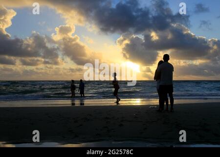 Miami-Sunny Isles-USA- 2-01-2016- Ein Paar schaut in der Morgendämmerung an einem Strand in Miami.FL. © JOSE ISAAC BULA URRUITA. Stockfoto