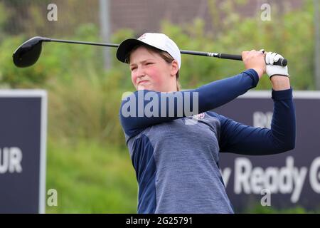 Troon, Großbritannien. Juni 2021. LOTTIE WAID aus Farnham, England und ein Mitglied der England Girls National Squad, das das erste T-Shirt bei Barassie Links in der Amateur Golf Championship für Damen spielt, die von der R and A, Troon, Schottland, Großbritannien organisiert wird Kredit: Findlay/Alamy Live News Stockfoto