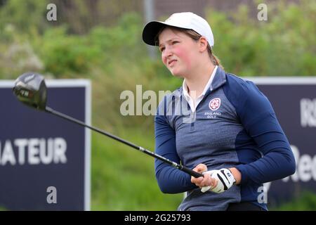 Troon, Großbritannien. Juni 2021. LOTTIE WAID aus Farnham, England und ein Mitglied der England Girls National Squad, das das erste T-Shirt bei Barassie Links in der Amateur Golf Championship für Damen spielt, die von der R and A, Troon, Schottland, Großbritannien organisiert wird Kredit: Findlay/Alamy Live News Stockfoto