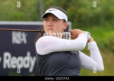 Troon, Großbritannien. Juni 2021. SALYSA MASON aus Cottesmore GC und derzeit Kapitän der Sussex Girls Junior County Team Abschlag bei der ersten in der R und EINER organisierten Frauen Amateur Golf Championship über Barassie Links, Troon, UK Kredit: Findlay/Alamy Live News Stockfoto