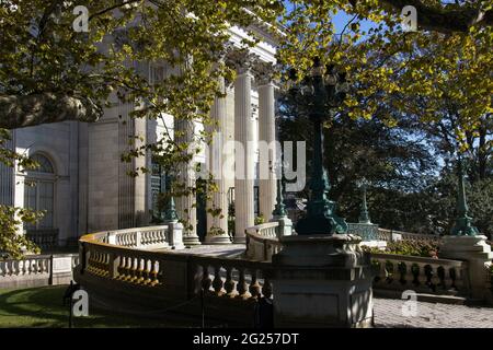 Gepflasterte Ziegelsteineinfassungen zum Eingang des Marble House, Newport, Rhode Island. Erbaut 1888-1892 von William Vanderbilt. Stockfoto