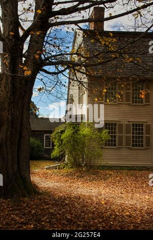 Das alte Manse-Haus: Wunderschöne natürliche Beleuchtung umgibt dieses alte Geistliche-Haus am Ufer des Concord River in Concord, Massachusetts. Stockfoto