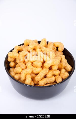 Schale aus Erdnuss flippt isoliert auf weißem Hintergrund Stockfoto