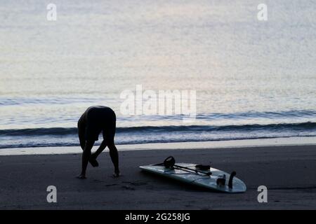 Miami-Sunny Isles-USA- 2-01-2016- Ein Mann macht im Morgengrauen vor dem Strand von Sunny Isles in Miami.FL. Übungen. © JOSE ISAAC BULA URRUITA. Stockfoto