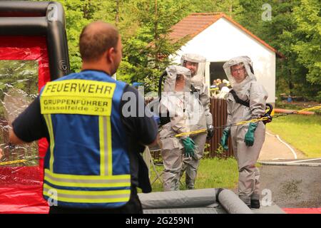 Elend, Deutschland. Juni 2021. In einer Chlorgasanlage (Haus im Hintergrund) kam es am Dienstag in einem Waldseebad im Harz zu einer Explosion. Gas lief aus, eine Person wurde leicht verletzt. Mehr als 80 Feuerwehrleute, darunter auch NBC-Einsatzkräfte, wurden alarmiert. Aufgrund des Unfalls wurde die Bundesstraße 27 vorübergehend gesperrt. (An dpa 'Unfall in der Chlorgasanlage: Eine Person leicht verletzt') Quelle: Matthias Bein/dpa-Zentralbild/dpa/Alamy Live News Stockfoto