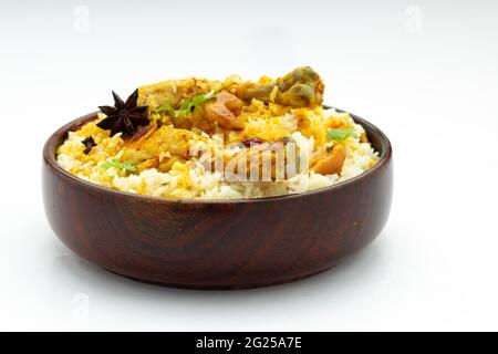 Huhn biryani , kerala Stil Huhn dhum biriyani aus Jeera Reis und Gewürze in einem hölzernen Geschirr mit weißem Hintergrund angeordnet, isoliert Stockfoto