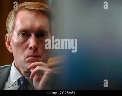 DER US-Senator James Lankford (R-OK) sieht zu, wie Joseph Blount, Chief Executive Officer von Colonial Pipeline Co., während einer Anhörung des Ausschusses für innere Sicherheit und Regierungsangelegenheiten des Senats am 8. Juni 2021 auf dem Capitol Hill in Washington, DC, USA, eingeht. Foto von Caballero-Reynolds Andrew/Pool/ABACAPRESS.COM Stockfoto