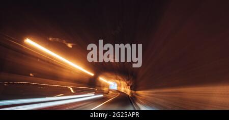 Langzeitaufnahme eines Tunnels mit Lichtern Stockfoto
