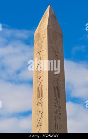Der Obelisk von Theodosius ist aus rotem Granit aus Assuan geschnitzt. Jedes seiner vier Gesichter hat eine einzige zentrale Inschriftensäule, die den Sieg Thutmosis III. Über die Mitanni feiert, der etwa 1450 v. Chr. am Ufer des Euphrat stattfand... heute steht er in Istanbul, Türkei Stockfoto