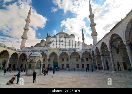Sultan Ahmed Moschee (türkisch: Sultan Ahmet Camii), auch als Blaue Moschee bekannt. Eine Freitagsmoschee aus osmanischer Zeit in Istanbul, Türkei. Eingang Innenhof mit Shadirvan Waschungen Brunnen. Stockfoto