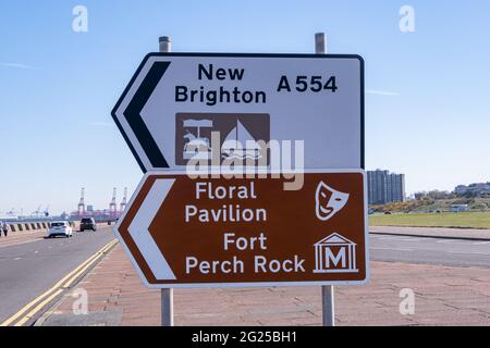 Straßenschilder, die am Wirral Mai 2021 in Richtung New Brighton zeigen Stockfoto