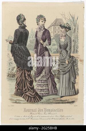 Journal des Demoiselles, Juin 1881, Nr. 4314: Toilettes & Modes (...). Drei Frauen, eine davon auf der Rückseite, in einem Garten. Ein Anwesen im Hintergrund. Der Bildunterschrift zufolge sind die Formen der Geschichten von Scabieuse. Nachfolgend einige Regeln für Werbetexte für verschiedene Produkte. Druck aus der Zeitschrift Mode Journal des Demoiselles (1833 -1922). Stockfoto