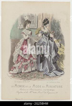 Le Monde et La Fashion and Miniature, 1873, No. 30: Rubans and Passementeri (...). Drei Frauen im Innenraum. Die linke Frau ist in einem Jap aus rosafarbener Faille mit Tournurede-Rock gekleidet, der unten mit einem Venued aus plissiertem weißen „Tarlatane“ verziert ist. Die mittlere Frau trägt einen Rock aus massivem Purpur 'Pou-de-Soie' mit Tournure und einem 'tunique' aus 'Gaze de Chambéry' im gleichen Farbton, der an zwei Seiten angehalten wurde. Im Rahmen der Show folgen einige Regeln dem Werbetext für verschiedene Produkte. Drucken aus dem La Mode Miniature Mode Magazin (1872-1873). Der Druck ist eine Kopie von 1069b aus dem Modemagazin 'Le Stockfoto
