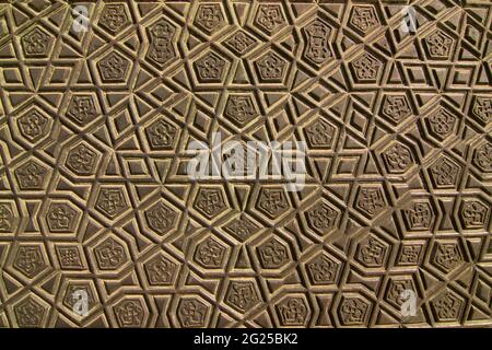 Detail von komplizierten islamischen Metallarbeiten an der Eingangstür zur Sultan Ahmed Moschee (Türkisch: Sultan Ahmet Camii), auch bekannt als die Blaue Moschee. Eine Freitagsmoschee aus osmanischer Zeit in Istanbul, Türkei Stockfoto