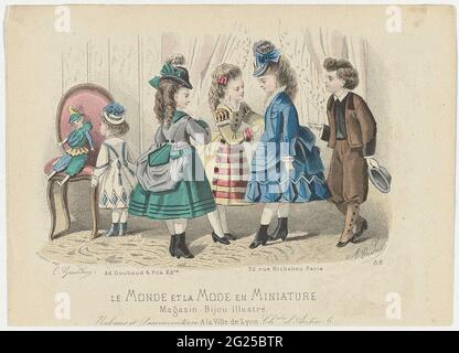 Le Monde et La Fashion and Miniature, 1873, No. 88: Rubans and Passementeri (...). Fünf Kinder im Innenraum, das junge Mädchen trägt ein Kleid, die drei älteren Mädchen sind bis zum Knie mit Schlangen und kurzen Mänteln gekleidet, der Junge trägt eine Jacke mit Puffhosen. Die Bänder und das Passement sind von Ville de Lyon. Druck aus dem Modemagazin Le Monde et La Mode and Miniature (1873-1874). Stockfoto