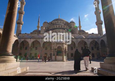 Eingangstor zur Sultan Ahmed Moschee (türkisch: Sultan Ahmet Camii), auch bekannt als Blaue Moschee. Eine Freitagsmoschee aus osmanischer Zeit in Istanbul, Türkei Stockfoto