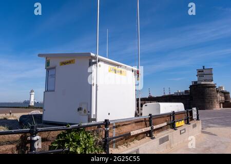 Fort Perch Rock und Rettungsschwimmerstation in New Brighton Wirral April 2021 Stockfoto