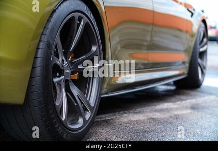 KIEW-15 MAI,2021: Getunter BMW M5 Competition F90 G30 mit kundenspezifischen AC Schnitzer Felgen und Low Profile Rennreifen auf Drift und Car Show ausgestattet Stockfoto