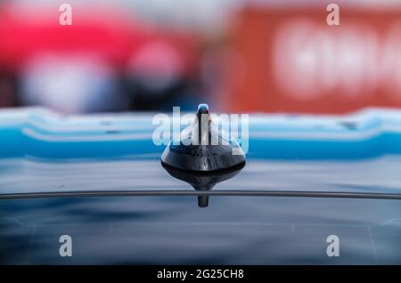KIEW-15 MAI,2021: Haifischflossenantenne auf dem Dach des BMW M5 F90 G30 auf der Drift and Car Show Stockfoto