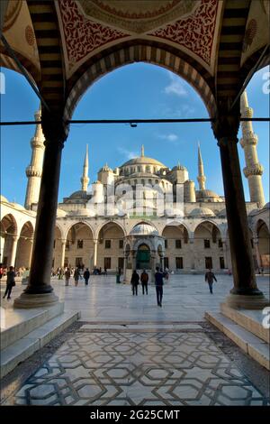 Sultan Ahmed Moschee (türkisch: Sultan Ahmet Camii), auch als Blaue Moschee bekannt. Eine Freitagsmoschee aus osmanischer Zeit in Istanbul, Türkei. Eingangstor und Innenhof. Stockfoto