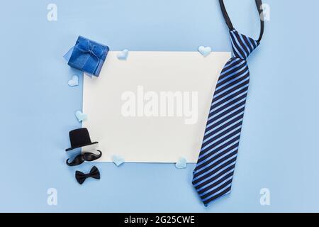 Abstrakter Hintergrund mit geometrischen Figuren aus Glas Prismen mit Lichtstreuung von Spektralfarben und komplexer Reflexion. Echtes Foto Stockfoto