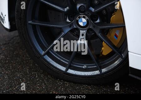 KIEW-15 MAI,2021: BMW M Drift and Car Show. Low Profile Custom Felgen und Reifen für Drifting und Keramik-Bremssystem auf teuren Sportfahrzeugen Stockfoto
