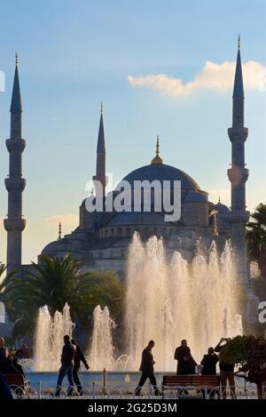 Die Sultan Ahmed Moschee (türkisch: Sultan Ahmet Camii), auch als Blaue Moschee bekannt. Eine Freitagsmoschee aus osmanischer Zeit in Istanbul, Türkei. Touristen am Brunnen mit der Moschee dahinter. Stockfoto