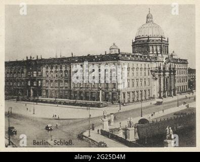 Altes Foto von Berlin. Das Stadtschloss mit dem Nationaldenkmal für Kaiser Wilhelm I., 1930er Jahre Stockfoto