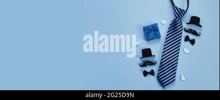 Abstrakter Hintergrund mit geometrischen Figuren aus Glas Prismen mit Lichtstreuung von Spektralfarben und komplexer Reflexion. Echtes Foto Stockfoto