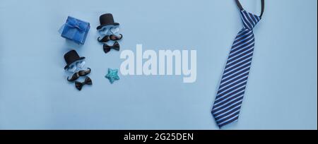 Abstrakter Hintergrund mit geometrischen Figuren aus Glas Prismen mit Lichtstreuung von Spektralfarben und komplexer Reflexion. Echtes Foto Stockfoto