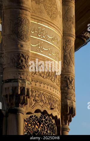 Detail des Sultans 3. Ahmed ‚e?mesi Brunnen. Dieser im Jahr 1728 erbaute, große Brunnen befindet sich in einem türkischen Rokoko-Gebäude mit prunkvollen Fassaden. Sultan Ahmet Sultanahmet Meydanõ Topkapõ Sarayõ, 34122 Fatih, ?stanbul, Türkei Stockfoto