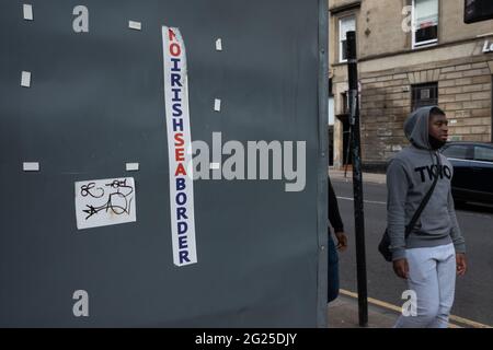 Aufkleber, der am 5. Juni 2021 ‘No Irish Sea Border’, eine Reflektion der Politik der Brexit-Ära, auf einer Mauer in Glasgow, Schottland, deklariert. Stockfoto