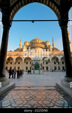 Eingangstor zur Sultan Ahmed Moschee (türkisch: Sultan Ahmet Camii), auch bekannt als Blaue Moschee. Eine Freitagsmoschee aus osmanischer Zeit in Istanbul, Türkei. Goldenes Sonnenlicht auf der Moschee. Stockfoto