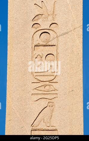 Der Obelisk von Theodosius ist aus rotem Granit aus Assuan geschnitzt. Jedes seiner vier Gesichter hat eine einzige zentrale Inschriftensäule, die den Sieg Thutmosis III. Über die Mitanni feiert, der sich etwa 1450 v. Chr. am Euphrat erregte... jetzt in Istanbul, Türkei Stockfoto