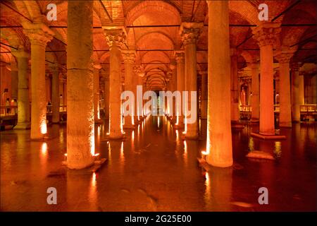 Die Basilika Zisterne oder die Zisterna Basilika (türkisch: Yerebatan Sarnõcõ oder Yerebatan Saray). Istanbul, Türkei. Karpfen in der Zisterne. Stockfoto