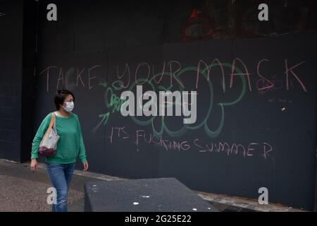 Covid-skeptische Graffiti zum Tragen von Gesichtsmasken, in Glasgow, Schottland, am 5. Juni 2021. Stockfoto