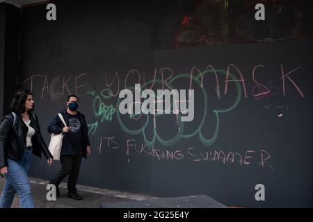 Covid-skeptische Graffiti zum Tragen von Gesichtsmasken, in Glasgow, Schottland, am 5. Juni 2021. Stockfoto