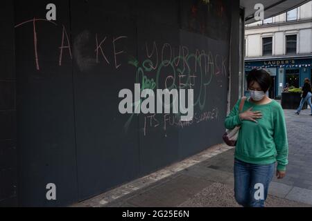 Covid-skeptische Graffiti zum Tragen von Gesichtsmasken, in Glasgow, Schottland, am 5. Juni 2021. Stockfoto