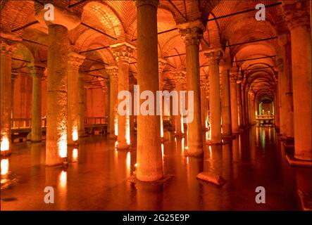 Die Basilika Zisterne oder die Zisterna Basilika (türkisch: Yerebatan Sarnõcõ oder Yerebatan Saray). Istanbul, Türkei. Stockfoto