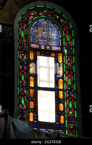 Bunte Glasfenster mit arabischer Inschrift, Hagia Sophia / Aya Sofya in Istanbul Türkei Stockfoto