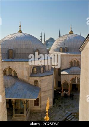 Blick auf die Sultan Ahmed (Blaue) Moschee am Horizont, von einem Fenster aus gesehen auf die Hagia Sophia (türkisch: Ayasofya), offiziell Ayasofya-i Kebir Cami-i ?erifi buchstäblich Heilige Moschee der Hagia Sophia der große, und früher die Kirche der Hagia Sophia. Istanbul, Türkei Stockfoto