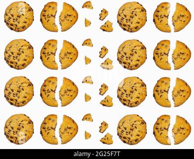 Plätzchen-Muster mit Schokoladenstückchen auf braunem Hintergrund. Hausgemachte Bäckerei. Internationaler Schokoladentag Stockfoto