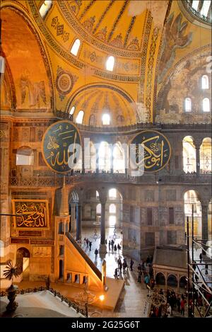 Das Innere der Hagia Sophia zeigt christliche und islamische Elemente. Hagia Sophia (türkisch: Ayasofya), offiziell Ayasofya-i Kebir Cami-i ?erifi buchstäblich Heilige Moschee der Hagia Sophia der große, und früher die Kirche der Hagia Sophia. Istanbul, Türkei